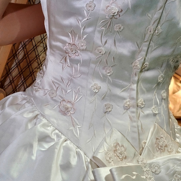 Vintage Off the shoulders Spanish Style Wedding dress - Picture 15 of 17